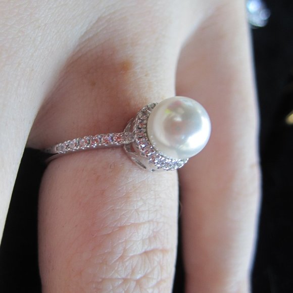 Silver ring with pearl - Picture 1 of 6